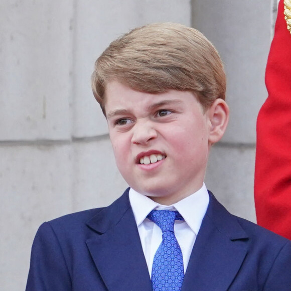 Le prince George de Cambridge - Les membres de la famille royale saluent la foule depuis le balcon du Palais de Buckingham, lors de la parade militaire "Trooping the Colour" dans le cadre de la célébration du jubilé de platine de la reine Elizabeth II. Londres, le 2 juin 2022.