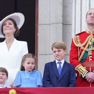 Le prince William, Kate Middleton, le prince George de Cambridge, la princesse Charlotte de Cambridge, le prince Louis de Cambridge - Les membres de la famille royale lors de la parade militaire "Trooping the Colour" dans le cadre de la célébration du jubilé de platine (70 ans de règne) de la reine Elizabeth II à Londres, le 2 juin 2022.