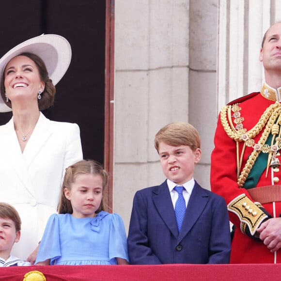 Le prince William, Kate Middleton, le prince George de Cambridge, la princesse Charlotte de Cambridge, le prince Louis de Cambridge - Les membres de la famille royale lors de la parade militaire "Trooping the Colour" dans le cadre de la célébration du jubilé de platine (70 ans de règne) de la reine Elizabeth II à Londres, le 2 juin 2022.