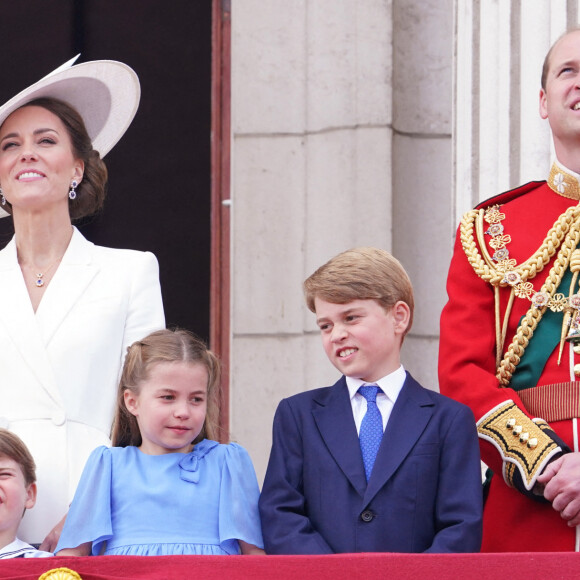 Le prince William, Kate Middleton, le prince George de Cambridge, la princesse Charlotte de Cambridge, le prince Louis de Cambridge - Les membres de la famille royale lors de la parade militaire "Trooping the Colour" dans le cadre de la célébration du jubilé de platine (70 ans de règne) de la reine Elizabeth II à Londres, le 2 juin 2022.