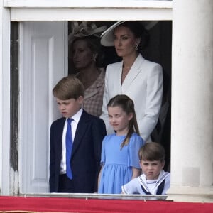 Kate Middleton, le prince George de Cambridge, la princesse Charlotte de Cambridge, le prince Louis de Cambridge - Les membres de la famille royale lors de la parade militaire "Trooping the Colour" dans le cadre de la célébration du jubilé de platine (70 ans de règne) de la reine Elizabeth II à Londres, le 2 juin 2022.