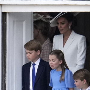 Kate Middleton, le prince George de Cambridge, la princesse Charlotte de Cambridge, le prince Louis de Cambridge - Les membres de la famille royale lors de la parade militaire "Trooping the Colour" dans le cadre de la célébration du jubilé de platine (70 ans de règne) de la reine Elizabeth II à Londres, le 2 juin 2022.