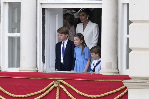 Kate Middleton, le prince George de Cambridge, la princesse Charlotte de Cambridge, le prince Louis de Cambridge - Les membres de la famille royale lors de la parade militaire "Trooping the Colour" dans le cadre de la célébration du jubilé de platine (70 ans de règne) de la reine Elizabeth II à Londres, le 2 juin 2022.