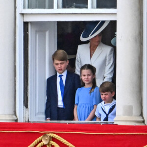 Kate Middleton, le prince George de Cambridge, la princesse Charlotte de Cambridge, le prince Louis de Cambridge - Les membres de la famille royale lors de la parade militaire "Trooping the Colour" dans le cadre de la célébration du jubilé de platine (70 ans de règne) de la reine Elizabeth II à Londres, le 2 juin 2022.