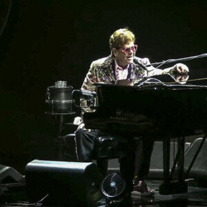 Elton John se met en scène sur les réseaux sociaux, notamment avec le premier concert de son ultime tournée "Farewell Yellow Brick Road" débutant à la Nouvelle Orléans. Le 21 janvier 2022.