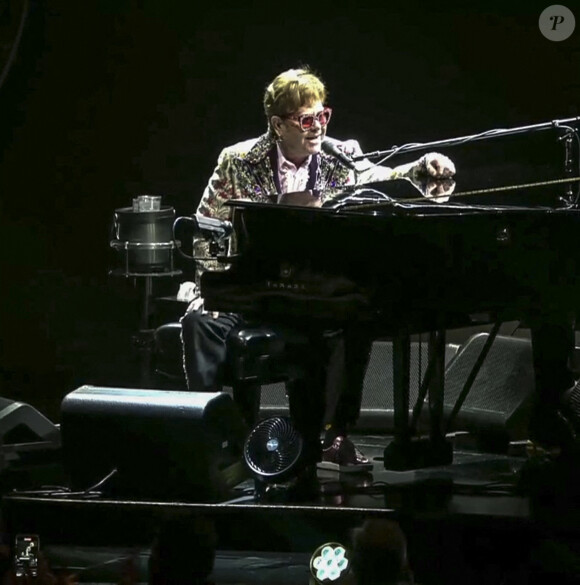 Elton John se met en scène sur les réseaux sociaux, notamment avec le premier concert de son ultime tournée "Farewell Yellow Brick Road" débutant à la Nouvelle Orléans. Le 21 janvier 2022. 