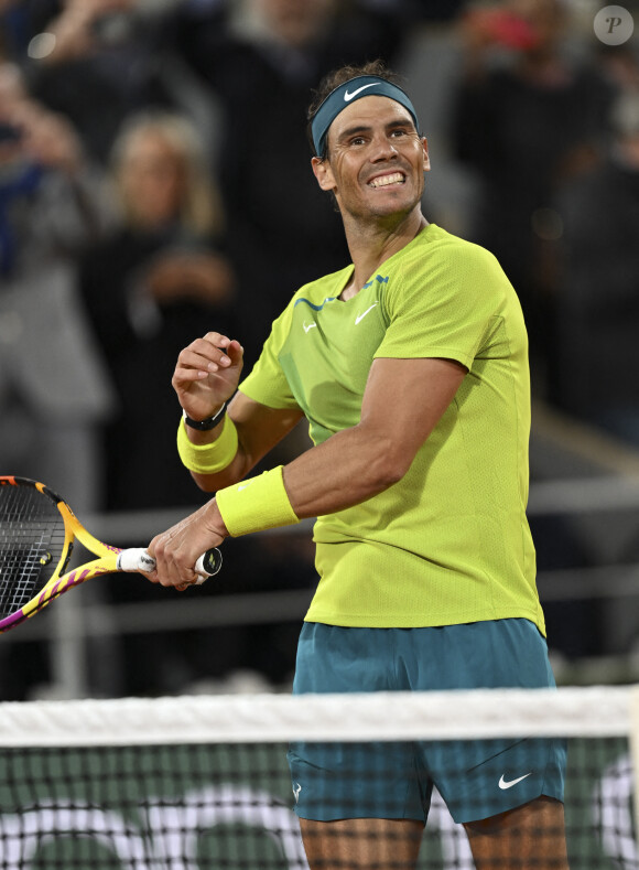 Rafael Nadal fait tomber le tenant du titre, Novak Djokovic, au terme d'un quart de finale épique lors des Internationaux de France de Tennis de Roland Garros 2022 le 31 mai 2022.