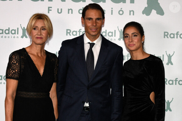 Rafael Nadal entre sa mère Ana María Parera et sa femme Xisca Perello - Photocall de la cérémonie du 10ème anniversaire de la fondation Rafael Nadal à Madrid le 18 novembre 2021.