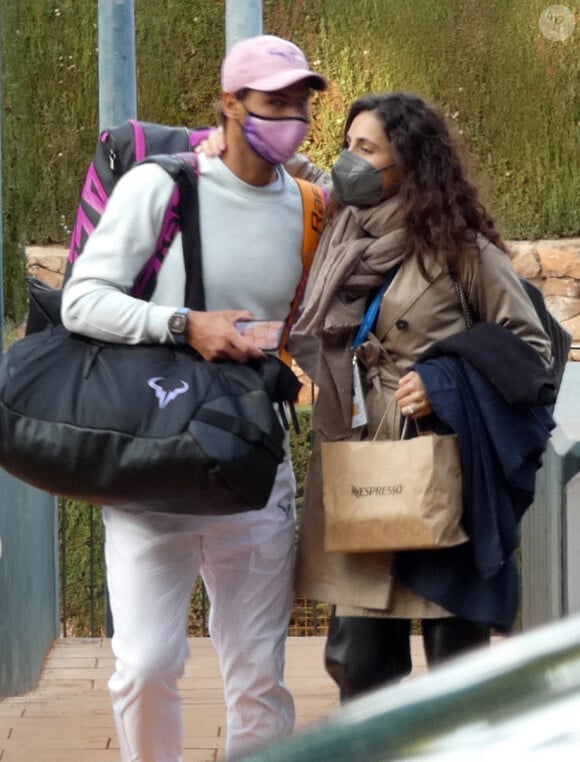 Rafael Nadal et sa femme Xisca Perello quittent le stade où le joueur vient de rencontrer Ilya Ivashka au tournoi Conde de Godo à Barcelone le 21 avril 2021.