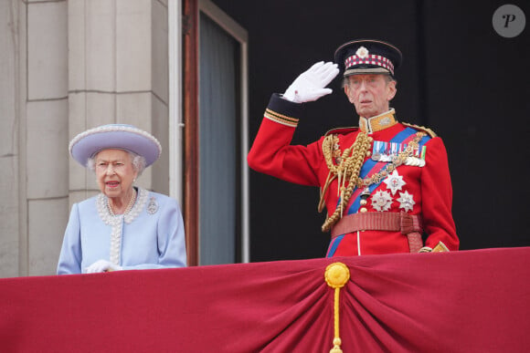 La reine Elisabeth II d'Angleterre, le prince Edward, duc de Kent - La famille royale au balcon lors de la parade militaire "Trooping the Colour" dans le cadre de la célébration du jubilé de platine de la reine Elizabeth II à Londres le 2 juin 2022. 