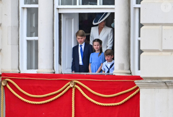 Le prince George de Cambridge, La princesse Charlotte de Cambridge, Le prince Louis de Cambridge - Catherine (Kate) Middleton, duchesse de Cambridge - Les membres de la famille royale saluent la foule depuis le balcon du Palais de Buckingham, lors de la parade militaire "Trooping the Colour" dans le cadre de la célébration du jubilé de platine (70 ans de règne) de la reine Elizabeth II à Londres, le 2 juin 2022. 