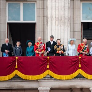 Le prince Richard, duc de Gloucester, la princesse Alexandra de Kent, Timothy Laurence, la princesse Anne, Camilla Parker Bowles, duchesse de Cornouailles, le prince Charles, prince de Galles, la reine Elisabeth II d'Angleterre, le prince William, duc de Cambridge, et Catherine (Kate) Middleton, duchesse de Cambridge, le prince George de Cambridge, la princesse Charlotte de Cambridge, le prince Louis de Cambridge, Sophie Rhys-Jones, comtesse de Wessex, James Mountbatten-Windsor, Louise Mountbatten-Windsor (Lady Louise Windsor), le prince Edward, comte de Wessex -Les membres de la famille royale saluent la foule depuis le balcon du Palais de Buckingham, lors de la parade militaire "Trooping the Colour" dans le cadre de la célébration du jubilé de platine (70 ans de règne) de la reine Elizabeth II à Londres, le 2 juin 2022. 