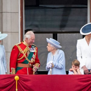 Le prince Richard, duc de Gloucester, la princesse Alexandra de Kent, Timothy Laurence, la princesse Anne, Camilla Parker Bowles, duchesse de Cornouailles, le prince Charles, prince de Galles, la reine Elisabeth II d'Angleterre, le prince William, duc de Cambridge, et Catherine (Kate) Middleton, duchesse de Cambridge, le prince George de Cambridge, la princesse Charlotte de Cambridge, le prince Louis de Cambridge, Sophie Rhys-Jones, comtesse de Wessex, James Mountbatten-Windsor, Louise Mountbatten-Windsor (Lady Louise Windsor), le prince Edward, comte de Wessex -Les membres de la famille royale saluent la foule depuis le balcon du Palais de Buckingham, lors de la parade militaire "Trooping the Colour" dans le cadre de la célébration du jubilé de platine (70 ans de règne) de la reine Elizabeth II à Londres, le 2 juin 2022. 