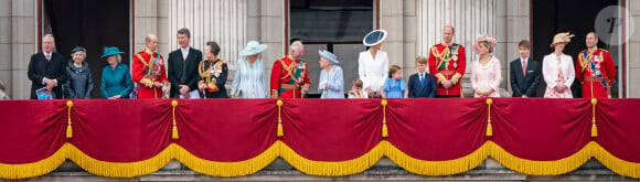 Le prince Richard, duc de Gloucester, la princesse Alexandra de Kent, Timothy Laurence, la princesse Anne, Camilla Parker Bowles, duchesse de Cornouailles, le prince Charles, prince de Galles, la reine Elisabeth II d'Angleterre, le prince William, duc de Cambridge, et Catherine (Kate) Middleton, duchesse de Cambridge, le prince George de Cambridge, la princesse Charlotte de Cambridge, le prince Louis de Cambridge, Sophie Rhys-Jones, comtesse de Wessex, James Mountbatten-Windsor, Louise Mountbatten-Windsor (Lady Louise Windsor), le prince Edward, comte de Wessex -Les membres de la famille royale saluent la foule depuis le balcon du Palais de Buckingham, lors de la parade militaire "Trooping the Colour" dans le cadre de la célébration du jubilé de platine (70 ans de règne) de la reine Elizabeth II à Londres, le 2 juin 2022. 