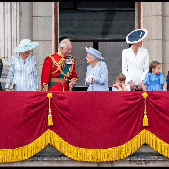 Le prince Richard, duc de Gloucester, la princesse Alexandra de Kent, Timothy Laurence, la princesse Anne, Camilla Parker Bowles, duchesse de Cornouailles, le prince Charles, prince de Galles, la reine Elisabeth II d'Angleterre, le prince William, duc de Cambridge, et Catherine (Kate) Middleton, duchesse de Cambridge, le prince George de Cambridge, la princesse Charlotte de Cambridge, le prince Louis de Cambridge, Sophie Rhys-Jones, comtesse de Wessex, James Mountbatten-Windsor, Louise Mountbatten-Windsor (Lady Louise Windsor), le prince Edward, comte de Wessex -Les membres de la famille royale saluent la foule depuis le balcon du Palais de Buckingham, lors de la parade militaire "Trooping the Colour" dans le cadre de la célébration du jubilé de platine (70 ans de règne) de la reine Elizabeth II à Londres, le 2 juin 2022. 
