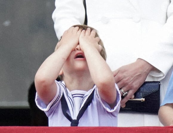 Le prince Louis de Cambridge - Les membres de la famille royale saluent la foule depuis le balcon du Palais de Buckingham, lors de la parade militaire "Trooping the Colour" dans le cadre de la célébration du jubilé de platine (70 ans de règne) de la reine Elizabeth II à Londres, le 2 juin 2022. 