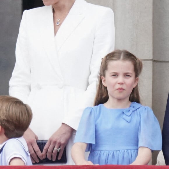 La reine Elisabeth II d'Angleterre, Le prince Louis de Cambridge, Catherine (Kate) Middleton, duchesse de Cambridge, La princesse Charlotte de Cambridge - Les membres de la famille royale saluent la foule depuis le balcon du Palais de Buckingham, lors de la parade militaire "Trooping the Colour" dans le cadre de la célébration du jubilé de platine (70 ans de règne) de la reine Elizabeth II à Londres, le 2 juin 2022. 