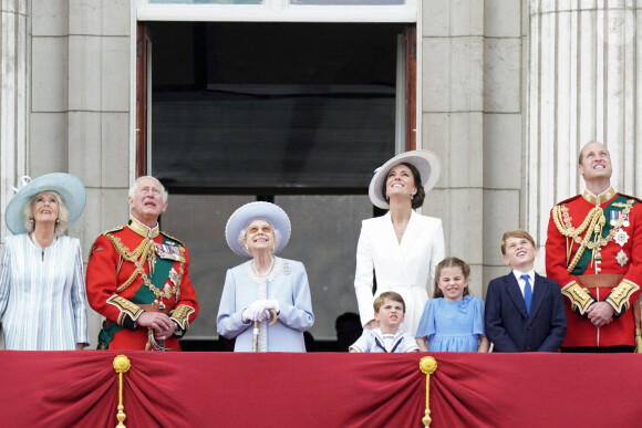 Camilla Parker Bowles, duchesse de Cornouailles, le prince William, duc de Cambridge, la reine Elisabeth II d'Angleterre, le prince William, duc de Cambridge, et Catherine (Kate) Middleton, duchesse de Cambridge, le prince George de Cambridge, la princesse Charlotte de Cambridge, le prince Louis de Cambridge - Les membres de la famille royale saluent la foule depuis le balcon du Palais de Buckingham, lors de la parade militaire "Trooping the Colour" dans le cadre de la célébration du jubilé de platine (70 ans de règne) de la reine Elizabeth II à Londres, le 2 juin 2022. 