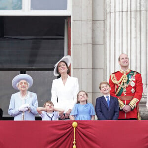 Camilla Parker Bowles, duchesse de Cornouailles, le prince William, duc de Cambridge, la reine Elisabeth II d'Angleterre, le prince William, duc de Cambridge, et Catherine (Kate) Middleton, duchesse de Cambridge, le prince George de Cambridge, la princesse Charlotte de Cambridge, le prince Louis de Cambridge - Les membres de la famille royale saluent la foule depuis le balcon du Palais de Buckingham, lors de la parade militaire "Trooping the Colour" dans le cadre de la célébration du jubilé de platine (70 ans de règne) de la reine Elizabeth II à Londres, le 2 juin 2022. 