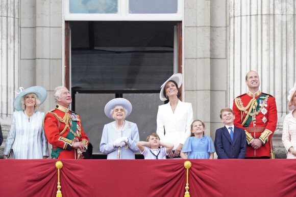 Camilla Parker Bowles, duchesse de Cornouailles, le prince William, duc de Cambridge, la reine Elisabeth II d'Angleterre, le prince William, duc de Cambridge, et Catherine (Kate) Middleton, duchesse de Cambridge, le prince George de Cambridge, la princesse Charlotte de Cambridge, le prince Louis de Cambridge - Les membres de la famille royale saluent la foule depuis le balcon du Palais de Buckingham, lors de la parade militaire "Trooping the Colour" dans le cadre de la célébration du jubilé de platine (70 ans de règne) de la reine Elizabeth II à Londres, le 2 juin 2022. 