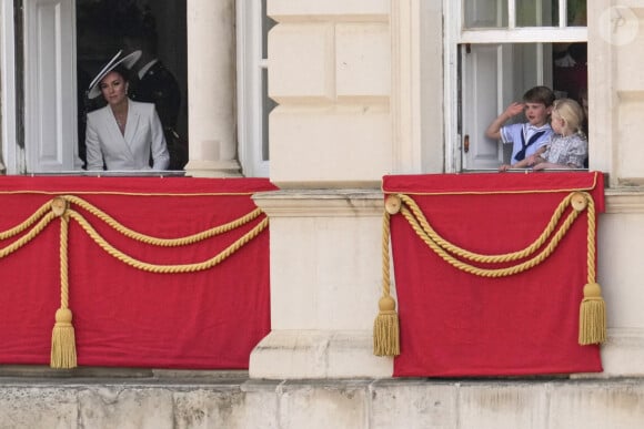 Catherine (Kate) Middleton, duchesse de Cambridge, Le prince Louis de Cambridge, Lena Tindall - Les membres de la famille royale saluent la foule depuis le balcon du Palais de Buckingham, lors de la parade militaire "Trooping the Colour" dans le cadre de la célébration du jubilé de platine (70 ans de règne) de la reine Elizabeth II à Londres, le 2 juin 2022. 