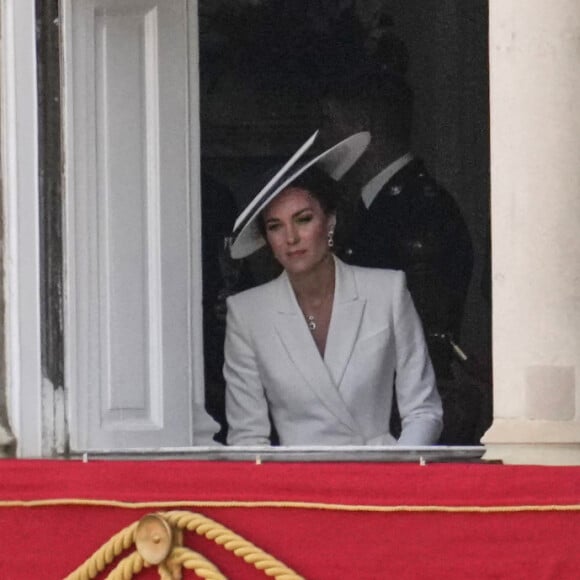 Catherine (Kate) Middleton, duchesse de Cambridge, Le prince Louis de Cambridge, Lena Tindall - Les membres de la famille royale saluent la foule depuis le balcon du Palais de Buckingham, lors de la parade militaire "Trooping the Colour" dans le cadre de la célébration du jubilé de platine (70 ans de règne) de la reine Elizabeth II à Londres, le 2 juin 2022. 