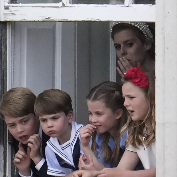 Le prince George de Cambridge, Le prince Louis de Cambridge, La princesse Charlotte de Cambridge, Mia Tindall, La princesse Beatrice d'York - Les membres de la famille royale saluent la foule depuis le balcon du Palais de Buckingham, lors de la parade militaire "Trooping the Colour" dans le cadre de la célébration du jubilé de platine (70 ans de règne) de la reine Elizabeth II à Londres, le 2 juin 2022. 