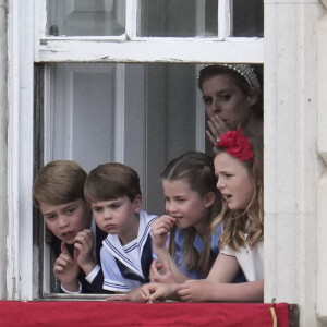 Le prince George de Cambridge, Le prince Louis de Cambridge, La princesse Charlotte de Cambridge, Mia Tindall, La princesse Beatrice d'York - Les membres de la famille royale saluent la foule depuis le balcon du Palais de Buckingham, lors de la parade militaire "Trooping the Colour" dans le cadre de la célébration du jubilé de platine (70 ans de règne) de la reine Elizabeth II à Londres, le 2 juin 2022. 