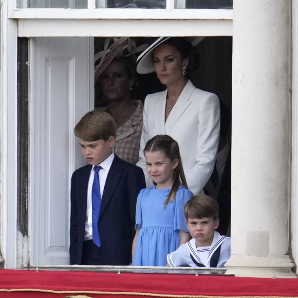 Catherine (Kate) Middleton, duchesse de Cambridge, Le prince George de Cambridge, Le prince Louis de Cambridge - Les membres de la famille royale saluent la foule depuis le balcon du Palais de Buckingham, lors de la parade militaire "Trooping the Colour" dans le cadre de la célébration du jubilé de platine (70 ans de règne) de la reine Elizabeth II à Londres, le 2 juin 2022. 