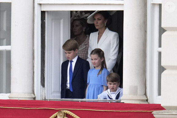 Catherine (Kate) Middleton, duchesse de Cambridge, Le prince George de Cambridge, Le prince Louis de Cambridge - Les membres de la famille royale saluent la foule depuis le balcon du Palais de Buckingham, lors de la parade militaire "Trooping the Colour" dans le cadre de la célébration du jubilé de platine (70 ans de règne) de la reine Elizabeth II à Londres, le 2 juin 2022. 
