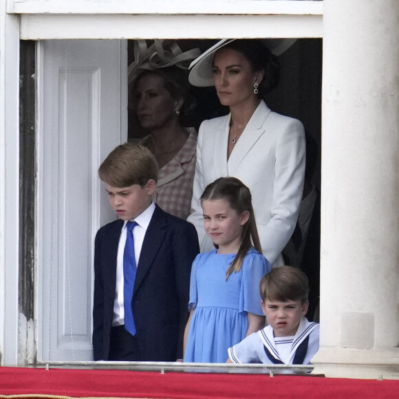 Catherine (Kate) Middleton, duchesse de Cambridge, Le prince George de Cambridge, Le prince Louis de Cambridge - Les membres de la famille royale saluent la foule depuis le balcon du Palais de Buckingham, lors de la parade militaire "Trooping the Colour" dans le cadre de la célébration du jubilé de platine (70 ans de règne) de la reine Elizabeth II à Londres, le 2 juin 2022. 