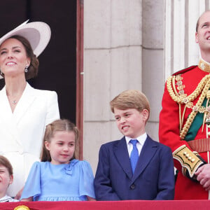 Camilla Parker Bowles, duchesse de Cornouailles, le prince William, duc de Cambridge, la reine Elisabeth II d'Angleterre, le prince William, duc de Cambridge, et Catherine (Kate) Middleton, duchesse de Cambridge, le prince George de Cambridge, la princesse Charlotte de Cambridge, le prince Louis de Cambridge - Les membres de la famille royale lors de la parade militaire "Trooping the Colour" dans le cadre de la célébration du jubilé de platine (70 ans de règne) de la reine Elizabeth II à Londres, le 2 juin 2022. 