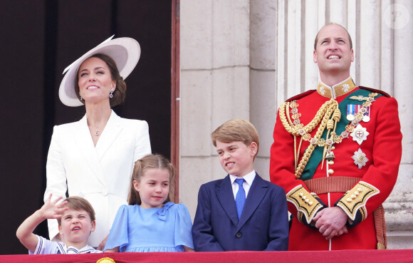 Camilla Parker Bowles, duchesse de Cornouailles, le prince William, duc de Cambridge, la reine Elisabeth II d'Angleterre, le prince William, duc de Cambridge, et Catherine (Kate) Middleton, duchesse de Cambridge, le prince George de Cambridge, la princesse Charlotte de Cambridge, le prince Louis de Cambridge - Les membres de la famille royale lors de la parade militaire "Trooping the Colour" dans le cadre de la célébration du jubilé de platine (70 ans de règne) de la reine Elizabeth II à Londres, le 2 juin 2022. 