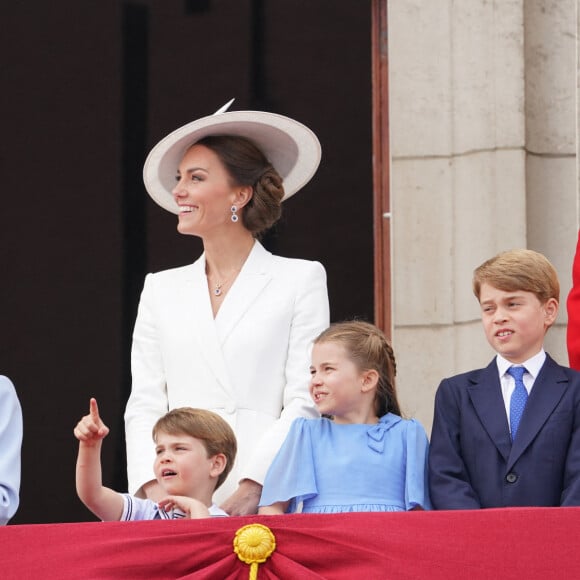 Le prince William, duc de Cambridge, la reine Elisabeth II d'Angleterre, le prince William, duc de Cambridge, et Catherine (Kate) Middleton, duchesse de Cambridge, le prince George de Cambridge, la princesse Charlotte de Cambridge, le prince Louis de Cambridge - Les membres de la famille royale saluent la foule depuis le balcon du Palais de Buckingham, lors de la parade militaire "Trooping the Colour" dans le cadre de la célébration du jubilé de platine (70 ans de règne) de la reine Elizabeth II à Londres, le 2 juin 2022. 