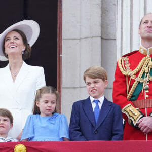 Camilla Parker Bowles, duchesse de Cornouailles, le prince William, duc de Cambridge, la reine Elisabeth II d'Angleterre, le prince William, duc de Cambridge, et Catherine (Kate) Middleton, duchesse de Cambridge, le prince George de Cambridge, la princesse Charlotte de Cambridge, le prince Louis de Cambridge - Les membres de la famille royale lors de la parade militaire "Trooping the Colour" dans le cadre de la célébration du jubilé de platine (70 ans de règne) de la reine Elizabeth II à Londres, le 2 juin 2022. 