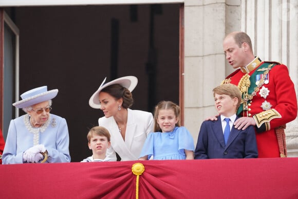 Le prince William, duc de Cambridge, la reine Elisabeth II d'Angleterre, le prince William, duc de Cambridge, et Catherine (Kate) Middleton, duchesse de Cambridge, le prince George de Cambridge, la princesse Charlotte de Cambridge, le prince Louis de Cambridge - Les membres de la famille royale saluent la foule depuis le balcon du Palais de Buckingham, lors de la parade militaire "Trooping the Colour" dans le cadre de la célébration du jubilé de platine (70 ans de règne) de la reine Elizabeth II à Londres, le 2 juin 2022. 