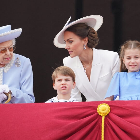 Le prince William, duc de Cambridge, la reine Elisabeth II d'Angleterre, le prince William, duc de Cambridge, et Catherine (Kate) Middleton, duchesse de Cambridge, le prince George de Cambridge, la princesse Charlotte de Cambridge, le prince Louis de Cambridge - Les membres de la famille royale saluent la foule depuis le balcon du Palais de Buckingham, lors de la parade militaire "Trooping the Colour" dans le cadre de la célébration du jubilé de platine (70 ans de règne) de la reine Elizabeth II à Londres, le 2 juin 2022. 