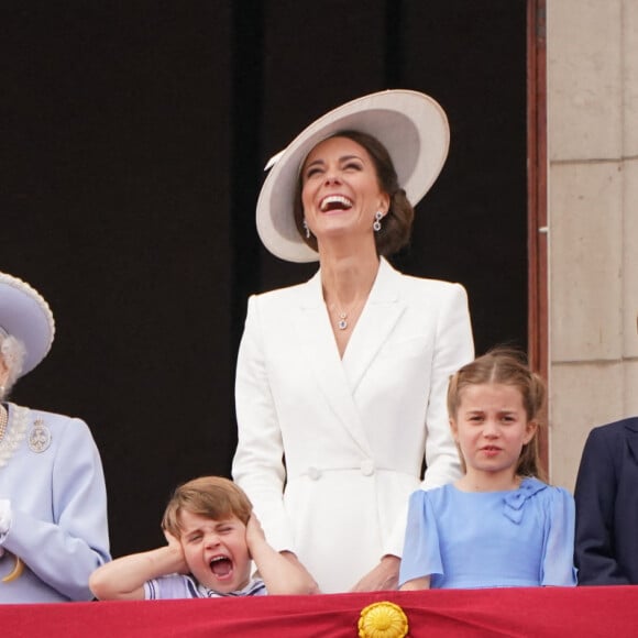 Le prince William, duc de Cambridge, la reine Elisabeth II d'Angleterre, le prince William, duc de Cambridge, et Catherine (Kate) Middleton, duchesse de Cambridge, le prince George de Cambridge, la princesse Charlotte de Cambridge, le prince Louis de Cambridge - Les membres de la famille royale saluent la foule depuis le balcon du Palais de Buckingham, lors de la parade militaire "Trooping the Colour" dans le cadre de la célébration du jubilé de platine (70 ans de règne) de la reine Elizabeth II à Londres, le 2 juin 2022. 