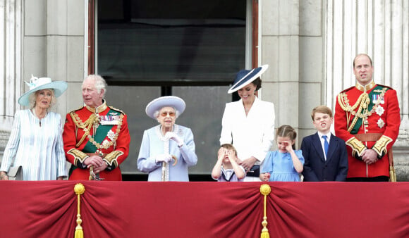 Camilla Parker Bowles, duchesse de Cornouailles, le prince William, duc de Cambridge, la reine Elisabeth II d'Angleterre, le prince William, duc de Cambridge, et Catherine (Kate) Middleton, duchesse de Cambridge, le prince George de Cambridge, la princesse Charlotte de Cambridge, le prince Louis de Cambridge - Les membres de la famille royale saluent la foule depuis le balcon du Palais de Buckingham, lors de la parade militaire "Trooping the Colour" dans le cadre de la célébration du jubilé de platine (70 ans de règne) de la reine Elizabeth II à Londres, le 2 juin 2022. 