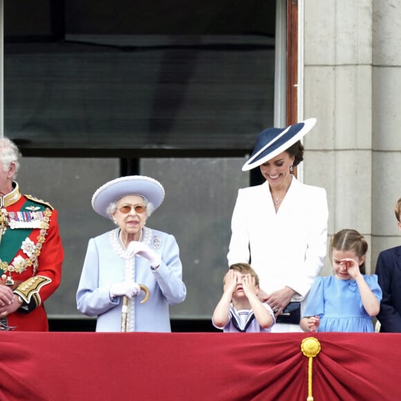 Camilla Parker Bowles, duchesse de Cornouailles, le prince William, duc de Cambridge, la reine Elisabeth II d'Angleterre, le prince William, duc de Cambridge, et Catherine (Kate) Middleton, duchesse de Cambridge, le prince George de Cambridge, la princesse Charlotte de Cambridge, le prince Louis de Cambridge - Les membres de la famille royale saluent la foule depuis le balcon du Palais de Buckingham, lors de la parade militaire "Trooping the Colour" dans le cadre de la célébration du jubilé de platine (70 ans de règne) de la reine Elizabeth II à Londres, le 2 juin 2022. 