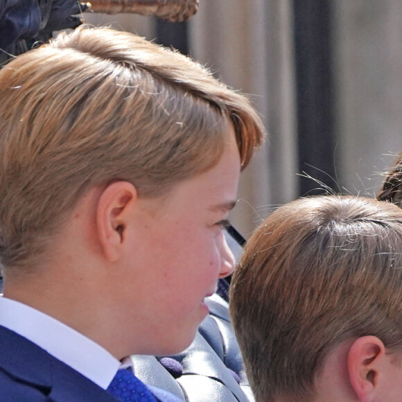 Le prince George, le prince Louis et la princesse Charlotte - Les membres de la famille royale lors de la parade militaire "Trooping the Colour" dans le cadre de la célébration du jubilé de platine (70 ans de règne) de la reine Elizabeth II à Londres, le 2 juin 2022. 