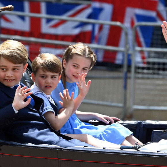 Catherine Kate Middleton, duchesse de Cambridge, La princesse Charlotte, le prince George, le prince Louis - Les membres de la famille royale lors de la parade militaire "Trooping the Colour" dans le cadre de la célébration du jubilé de platine (70 ans de règne) de la reine Elizabeth II à Londres, le 2 juin 2022.  2 June 2022. 2 June 2022. Members of The Royal Family attend The Queen's Birthday Parade - Trooping The Colour. On Horse Guards Parade, The Prince of Wales will take the Salute and inspect the Troops of the Household Division on Her Majesty's behalf, joined by The Duke of Cambridge and The Princess Royal. The Duchess of Cornwall, The Duchess of Cambridge, The Earl and Countess of Wessex and their children, The Duke and Duchess of Gloucester and Vice Admiral Sir Tim Laurence will then travel to Buckingham Palace in carriages. Upon the return of the Household Cavalry Mounted Regiment and the Guards, The Queen will take a Salute from the Balcony of Buckingham Palace, accompanied by The Duke of Kent, Colonel, Scots Guards. The Queen, accompanied by Members of The Royal Family, will return to the Balcony of Buckingham Palace to watch a fly-past of aircraft by the Royal Air Force. 