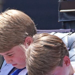 Le prince George, le prince Louis et la princesse Charlotte - Les membres de la famille royale lors de la parade militaire "Trooping the Colour" dans le cadre de la célébration du jubilé de platine (70 ans de règne) de la reine Elizabeth II à Londres, le 2 juin 2022.  Prince George (left), Prince Louis and Princess Charlotte leave Buckingham Palace for the Trooping the Colour ceremony at Horse Guards Parade, central London, as the Queen celebrates her official birthday, on day one of the Platinum Jubilee celebrations. Picture date: Thursday June 2, 2022. 