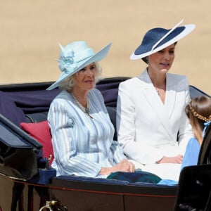 Camilla Parker Bowles, duchesse de Cornouailles, Catherine (Kate) Middleton, duchesse de Cambridge - Les membres de la famille royale lors de la parade militaire "Trooping the Colour" dans le cadre de la célébration du jubilé de platine (70 ans de règne) de la reine Elizabeth II à Londres, le 2 juin 2022.  The Duchess of Cornwall (left) and the Duchess of Cambridge ride in a carriage during the Trooping the Colour ceremony at Horse Guards Parade, central London, as the Queen celebrates her official birthday, on day one of the Platinum Jubilee celebrations. Picture date: Thursday June 2, 2022. 