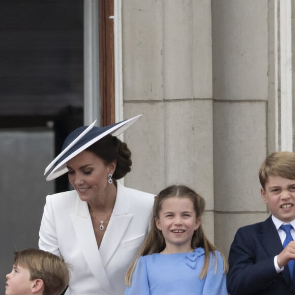 La reine Elisabeth II d’Angleterre, le prince William, duc de Cambridge, et Catherine (Kate) Middleton, duchesse de Cambridge, le prince George de Cambridge, la princesse Charlotte de Cambridge, le prince Louis de Cambridge - Les membres de la famille royale saluent la foule depuis le balcon du Palais de Buckingham, lors de la parade militaire "Trooping the Colour" dans le cadre de la célébration du jubilé de platine (70 ans de règne) de la reine Elizabeth II à Londres, le 2 juin 2022. © Avalon/Panoramic/Bestimage  Members of the royal family on the balcony of Buckingham Palace, to view the Platinum Jubilee flypast, on day one of the Platinum Jubilee celebrations. Picture date: Thursday June 2, 2022. 