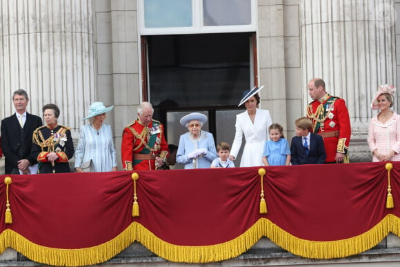 Timothy Laurence, la princesse Anne, Camilla Parker Bowles, duchesse de Cornouailles, le prince Charles, prince de Galles, la reine Elisabeth II d'Angleterre, le prince William, duc de Cambridge, et Catherine (Kate) Middleton, duchesse de Cambridge, le prince George de Cambridge, la princesse Charlotte de Cambridge, le prince Louis de Cambridge, Sophie Rhys-Jones, comtesse de Wessex - Les membres de la famille royale saluent la foule depuis le balcon du Palais de Buckingham, lors de la parade militaire "Trooping the Colour" dans le cadre de la célébration du jubilé de platine (70 ans de règne) de la reine Elizabeth II à Londres, le 2 juin 2022. © Avalon/Panoramic/Bestimage  Members of the royal family on the balcony of Buckingham Palace, to view the Platinum Jubilee flypast, on day one of the Platinum Jubilee celebrations. Picture date: Thursday June 2, 2022.