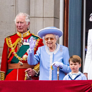 Le prince Charles, prince de Galles, La reine Elisabeth II d'Angleterre, le prince Louis de Cambridge - Les membres de la famille royale saluent la foule depuis le balcon du Palais de Buckingham, lors de la parade militaire "Trooping the Colour" dans le cadre de la célébration du jubilé de platine (70 ans de règne) de la reine Elizabeth II à Londres, le 2 juin 2022. 