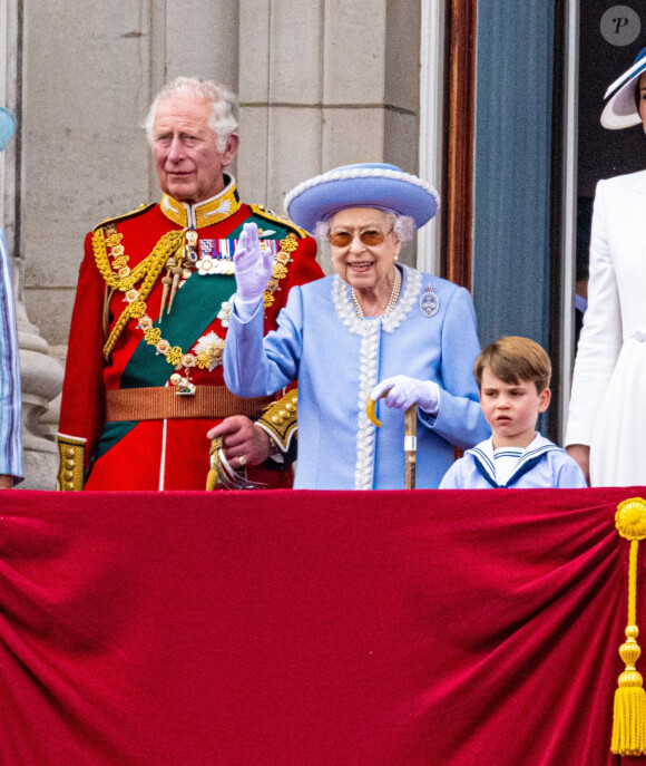 Le prince Charles, prince de Galles, La reine Elisabeth II d'Angleterre, le prince Louis de Cambridge - Les membres de la famille royale saluent la foule depuis le balcon du Palais de Buckingham, lors de la parade militaire "Trooping the Colour" dans le cadre de la célébration du jubilé de platine (70 ans de règne) de la reine Elizabeth II à Londres, le 2 juin 2022. 