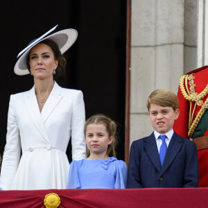 Catherine (Kate) Middleton, duchesse de Cambridge, le prince Louis de Cambridge, la princesse Charlotte de Cambridge, le prince George de Cambridge et le prince William, duc de Cambridge, - Les membres de la famille royale saluent la foule depuis le balcon du Palais de Buckingham, lors de la parade militaire "Trooping the Colour" dans le cadre de la célébration du jubilé de platine (70 ans de règne) de la reine Elizabeth II à Londres, le 2 juin 2022. © Avalon/Panoramic/Bestimage 