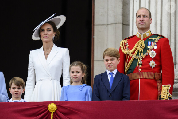 Catherine (Kate) Middleton, duchesse de Cambridge, le prince Louis de Cambridge, la princesse Charlotte de Cambridge, le prince George de Cambridge et le prince William, duc de Cambridge, - Les membres de la famille royale saluent la foule depuis le balcon du Palais de Buckingham, lors de la parade militaire "Trooping the Colour" dans le cadre de la célébration du jubilé de platine (70 ans de règne) de la reine Elizabeth II à Londres, le 2 juin 2022. © Avalon/Panoramic/Bestimage 